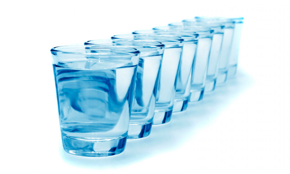 Скільки треба випивати води на день: пояснення медиків та дієтологів