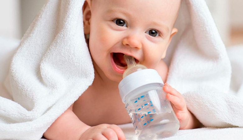 С какого возраста можно давать ребенку воду: подробно о важном!