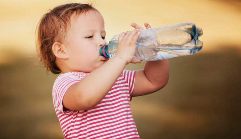 Как заставить ребенка пить воду?  